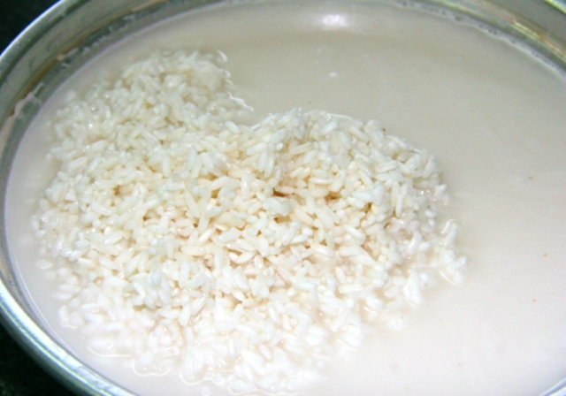 Bước 1: Gạo nếp vo sạch cho bớt bụi bẩn, ngâm gạo ít nhất 1 tiếng hoặc để qua đêm cho gạo nở mềm. Sau đó vớt gạo nếp ra rổ để ráo nước rồi xóc với 1 ít muối.
