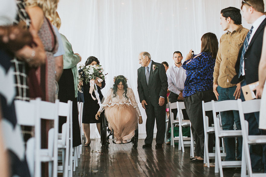 Cô dâu bị liệt bất ngờ đứng lên trong lễ cưới cổ tích - Ảnh 8