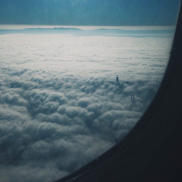 Với thể loại Phong cảnh, bức ảnh biển mây chụp qua cửa sổ máy bay này đã giành được Giải nhất. Ảnh do Galhardo Simoes chụp.