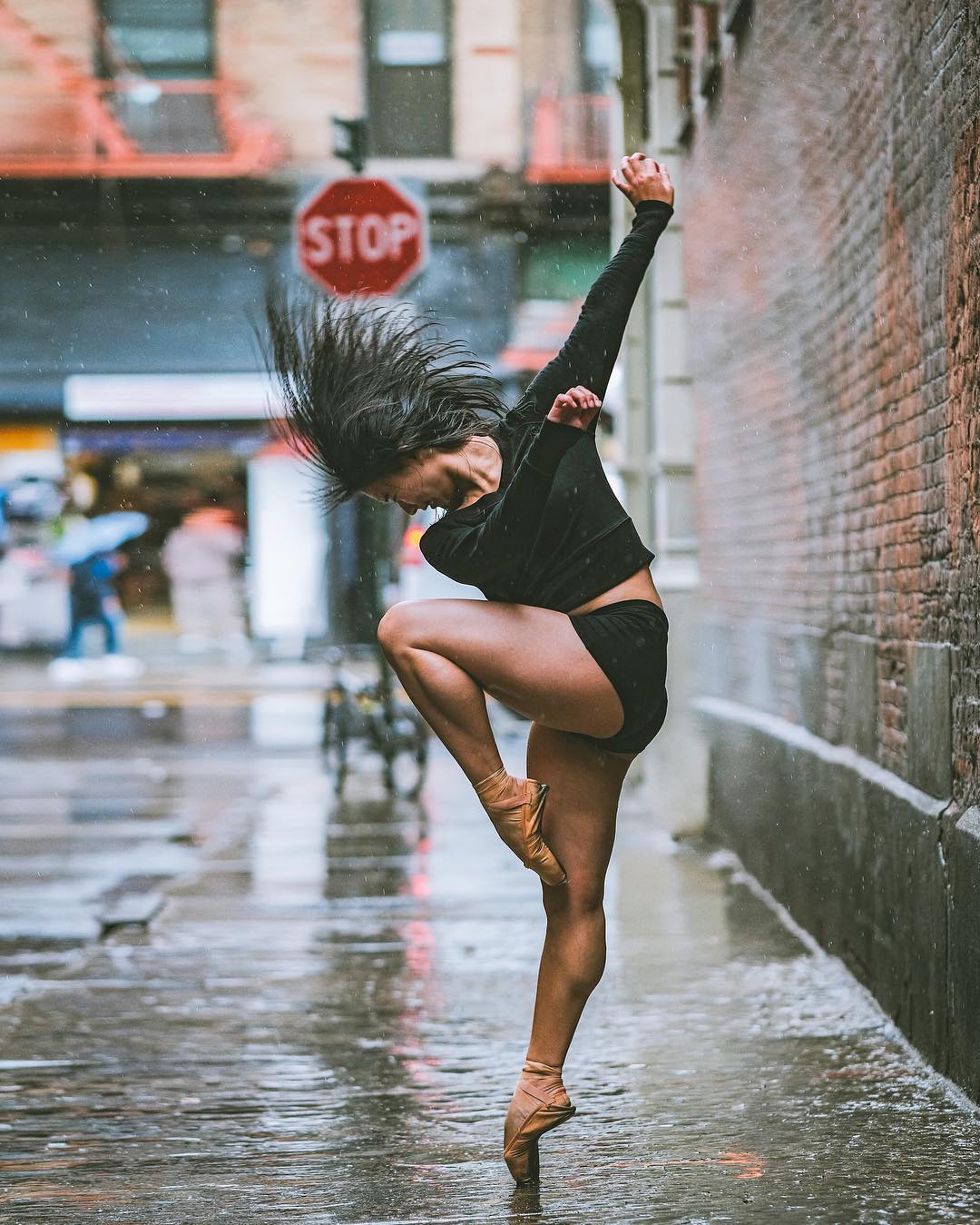 Mê hoặc với những vũ điệu ballet tuyệt đẹp trên đường phố New York - Ảnh 16