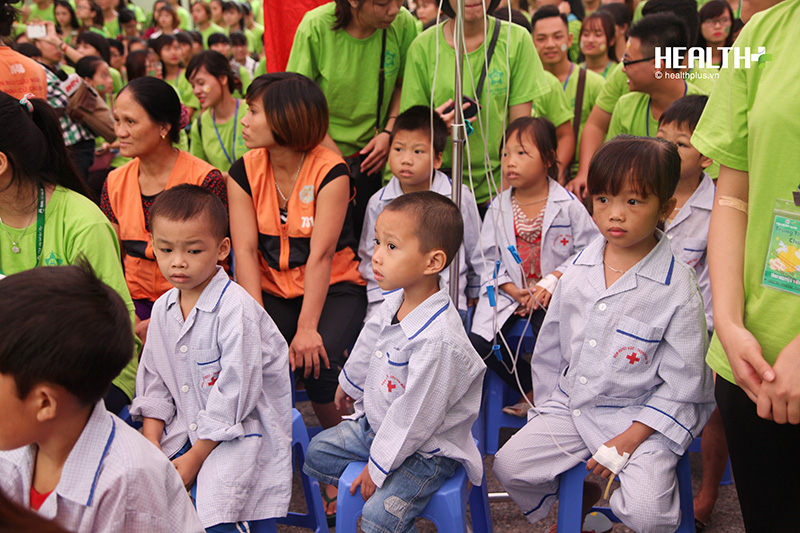 Từ 8h sáng,tại Viện Huyết học - Truyền máu TW, rất đông các bệnh nhi đang điều trị bệnh về máu cùng người nhà bệnh nhân đã đến tham gia chương trình 'Trung thu cho em' được tổ chức lần thứ 4 tại Hà Nội với thông điệp 'Thắp sáng tuổi thơ Việt'
