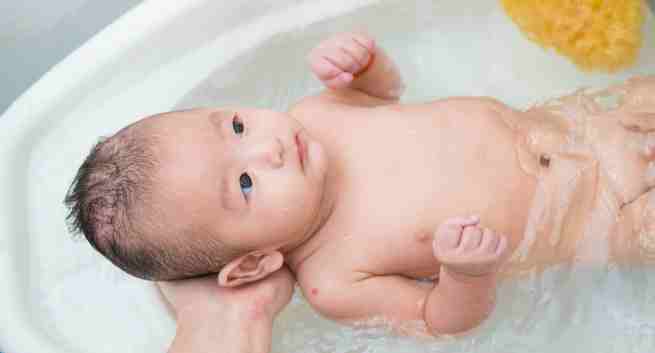 Những lưu ý khi tắm cho trẻ sơ sinh tại nhà - Ảnh 6
