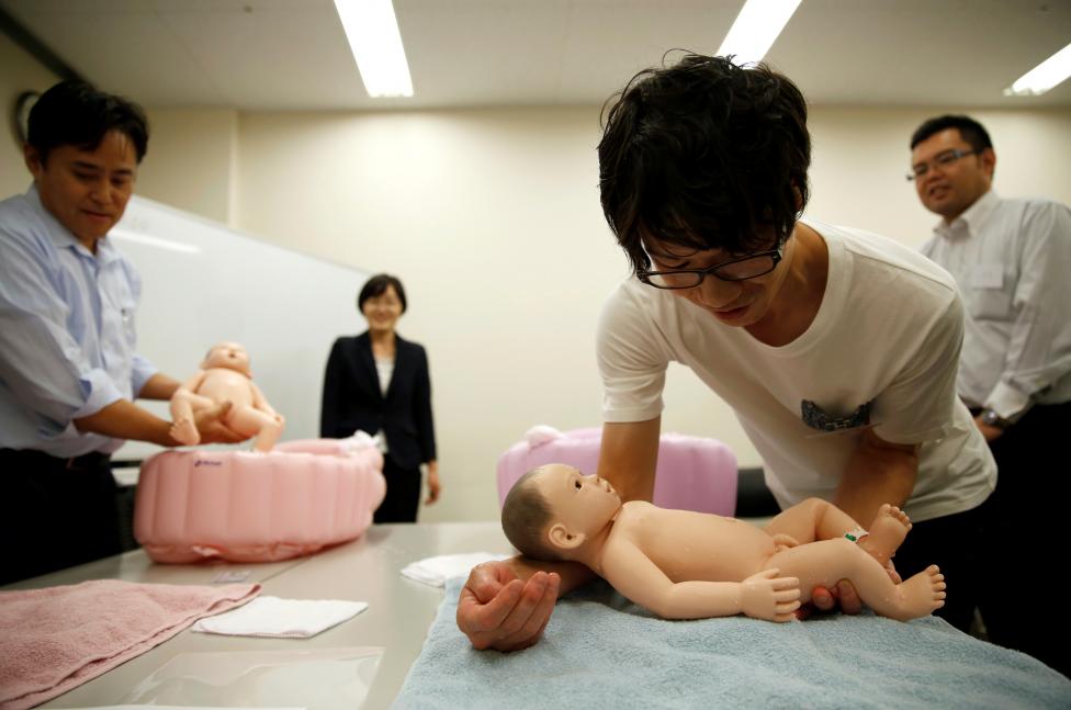 Đến với khóa học này, những người đàn ông độc thân ở Nhật Bản có thể học tắm rửa, thay tã, chăm sóc bé sơ sinh bằng hình nộm búp bê qua đó giúp những người đàn ông có thêm cơ hội tìm được một cuộc hôn nhân xứng đáng
