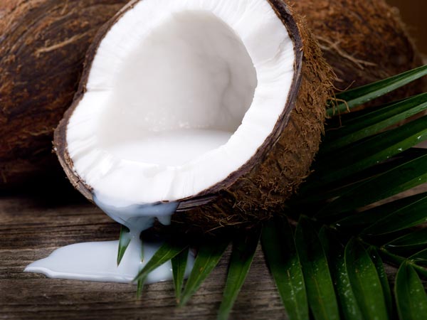 Dừa hoặc nước dừa giúp ngăn ngừa chứng trầm cảm sau sinh do dừa rất giàu acid béo omega-3.