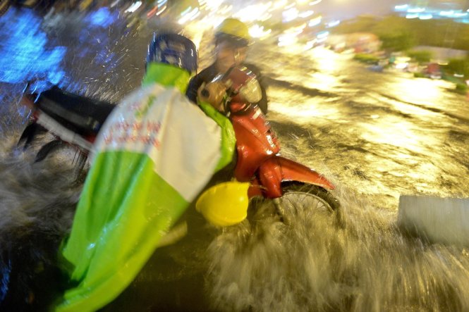 Nước cuộn dữ dội khiến nhiều người không giữ được xe