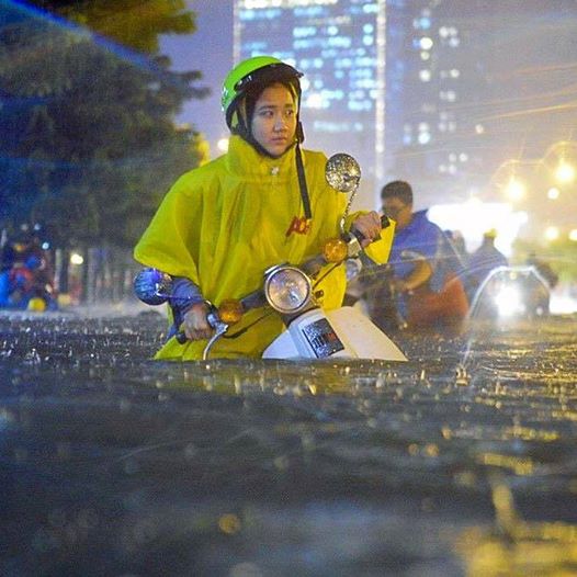 Dân facebook tung nhiều ảnh độc về mưa ngập Sài Gòn - Ảnh 9