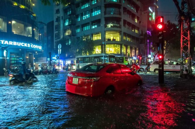 Dân facebook tung nhiều ảnh độc về mưa ngập Sài Gòn - Ảnh 4