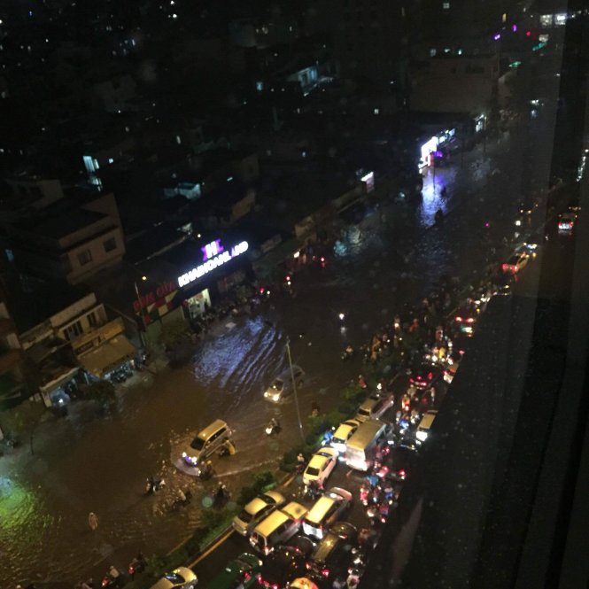 Dân facebook tung nhiều ảnh độc về mưa ngập Sài Gòn - Ảnh 5