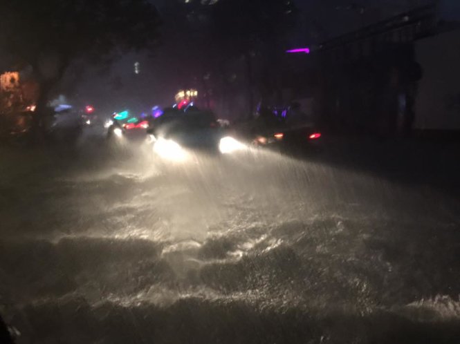 Dân facebook tung nhiều ảnh độc về mưa ngập Sài Gòn - Ảnh 6