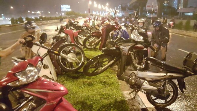 Dân facebook tung nhiều ảnh độc về mưa ngập Sài Gòn - Ảnh 10