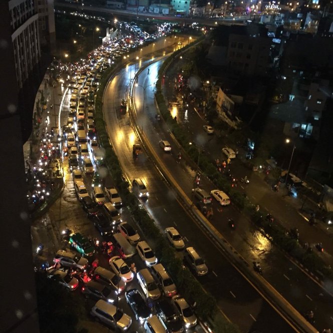 Dân facebook tung nhiều ảnh độc về mưa ngập Sài Gòn - Ảnh 3