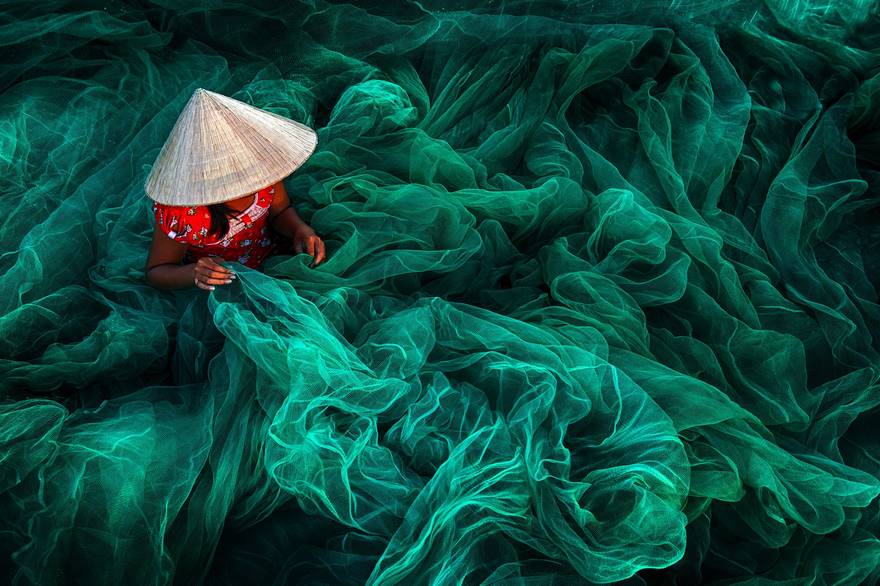 Tác phẩm 'Đan lưới đánh cá ở Phan Rang' của  tác giả Danny Yen Sin Wong (Malaysia) đã đoạt giải nhất hạng mục Ảnh màu. Tác phẩm đượcc chụp tại 1 làng chài ở Phan Rang, Ninh Thuận, Việt Nam