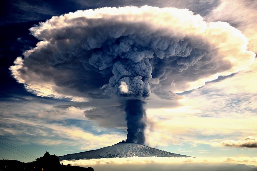 Sức mạnh của thiên thiên - Giải nhất hạng mục Thiên thiên - Tác giả: Giuseppe Mario Famiani. Ảnh chụp một đợt phun tro và khí ở núi lửa Etna, Ý