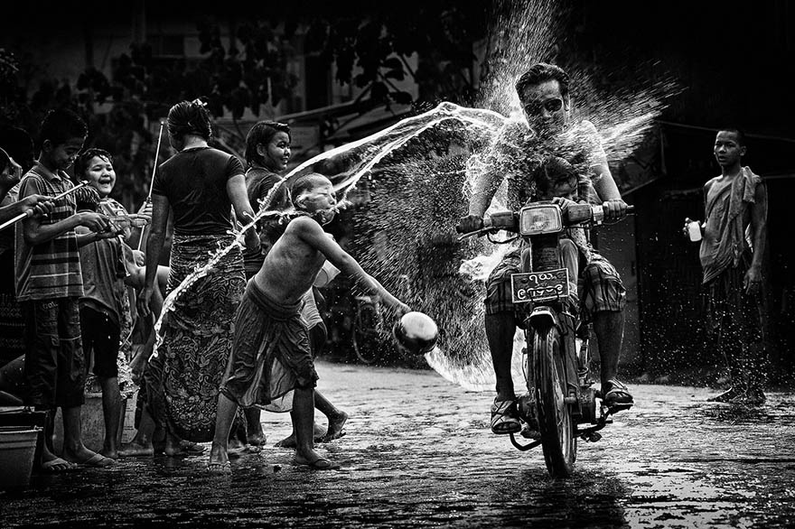 Tác phẩm 'Té nước' ghi lại một khoảnh khắc trong lễ hội té nước Thingyan của người Myanmar, do nhiếp ảnh gia người Việt - Lý Hoàng Long thực hiện, đã đoạt giải ấn tượng hạng mục Ảnh đơn sắc