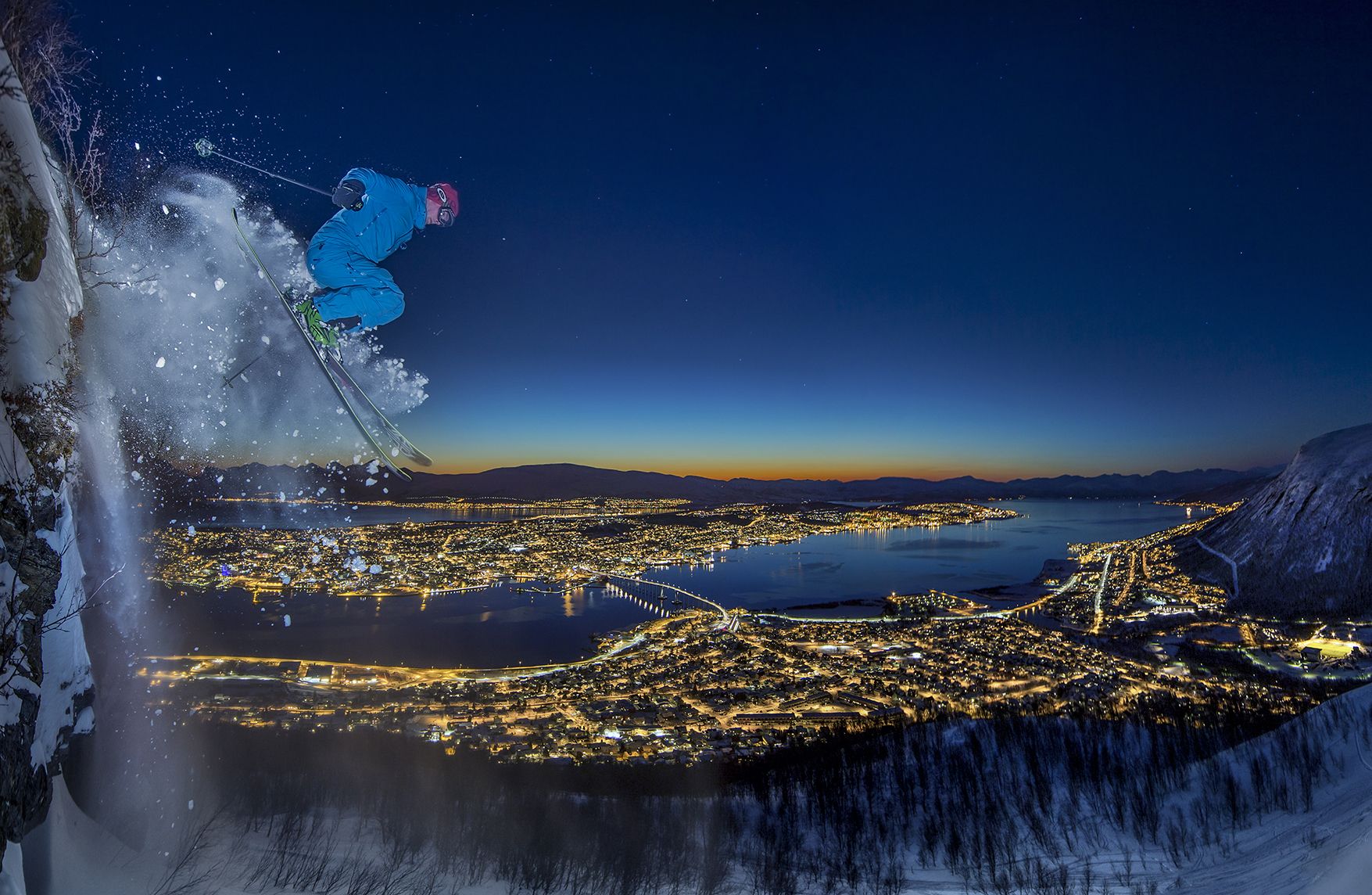 Giải nhất hạng mục Ảnh thể thao thuộc về tay máy Audun Rikardsen (Na Uy), ghi lại cảnh một người trượt thực hiện một chú nhảy từ vách núi trong màn đêm.
