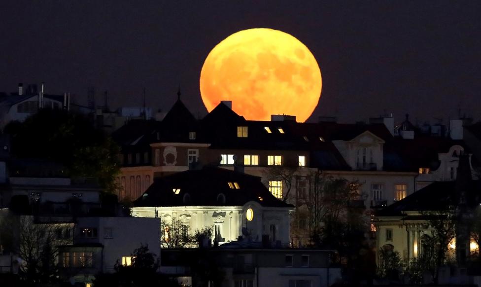 Chùm ảnh ấn tượng về siêu trăng lớn nhất thế kỷ trên khắp thế giới - Ảnh 2