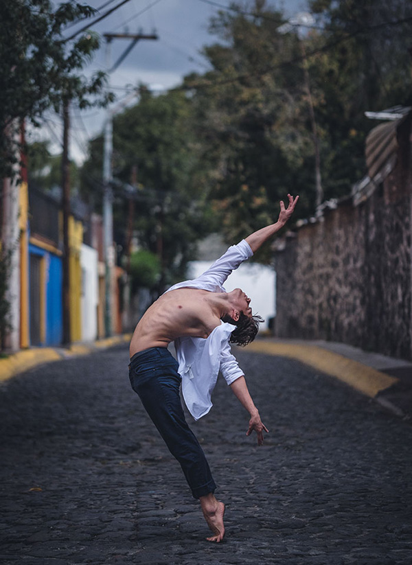 Đây tuy là bộ ảnh thứ ba của nhiếp ảnh gia Omar Robles về các vũ công đường phố những vẫn khiến người xem bị mê hoặc bởi những khoảnh khắc thăng hoa của các nghệ sĩ