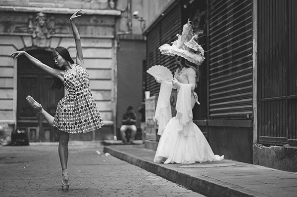 Sinh ra tại Puerto Rico và đang làm việc tại New York, nhiếp ảnh gia Omar Robles nổi tiếng với những bức ảnh tuyệt đẹp chụp các vũ công múa ballet say mê với những điệu nhảy trên đường phố và không gian đô thị.