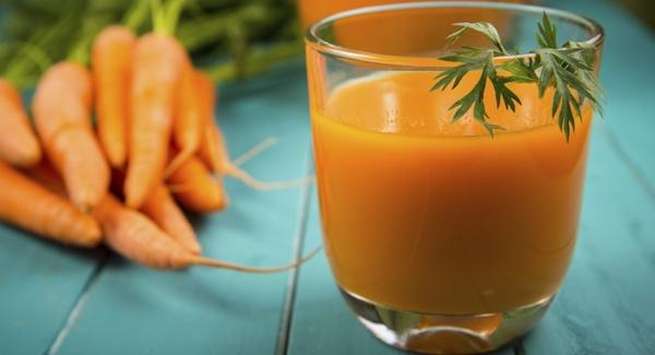 Tăng lượng trái cây: Bạn nên uống nước ép cà rốt thường xuyên vì nó có thể làm giảm bệnh chàm bằng cách đẩy các độc tố ra khỏi gan và các bộ phận khác của cơ thể. Ngoài ra, bạn cũng nên ăn thêm các loại hoa quả có tác dụng giải độc để làm sạch các độc tố gây ra bệnh eczema.