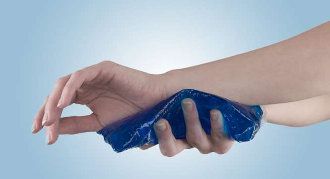 Chườm lạnh: Sử dụng một miếng vải để ngâm nó trong nước lạnh rồi thoa vào các khu vực bị ảnh hưởng. Giữ nguyên trong khoảng 10 - 15 phút và thực hiện phương pháp này 2 lần/ngày để đối phó với bệnh eczema.