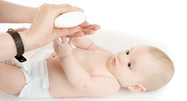 Kem dưỡng da em bé: Trong mùa Đông, làn da của bé sẽ trở nên khô và ngứa, do đó bạn cần mang theo các loại kem dưỡng da cho trẻ. Hãy lựa chọn các sản phẩm có chỉ số SPF cao để bảo vệ làn da của trẻ khỏi các tia UV có hại.