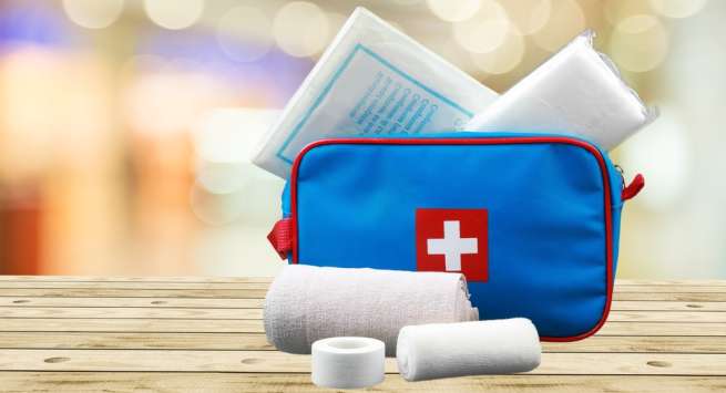 Túi sơ cứu: Mang theo một túi sơ cứu nhỏ và các loại thuốc thiết yếu của trẻ khi đi du lịch để phòng ngừa. Hãy nhứ mang theo các loại thuốc như thuốc mỡ, thuốc sát trùng, băng cứu thương và một chiếc nhiệt kế.