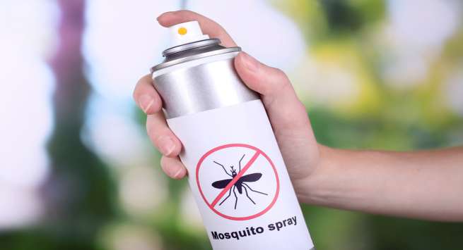 Thuốc xịt muỗi: Hãy lựa chọn các loại thuốc đuổi muỗi thảo dược để bảo vệ bé không bị muỗi tấn công khi ngủ. Ngoài ra, hãy dùng nút tai để ngăn ngừa bụi bẩn và các loại côn trùng có thể xâm nhập vào tai của trẻ.