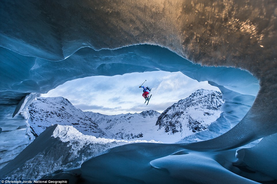 Một vận động viên trượt tuyết đang thực hiện cú nhảy ở gần một hang băng tại Pitztal Galcier, trên dãy Alps, Áo, ở độ cao 3.048 m.
