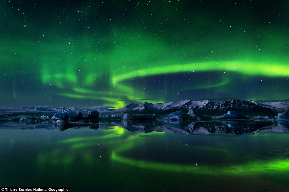 Bức cực quang tuyệt đẹp phản chiếu trên vùng biển ở Iceland 