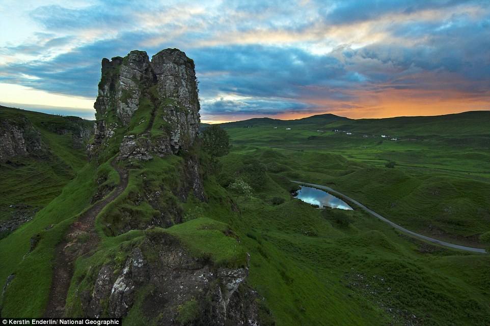 Cỏ mọc tràn quanh mỏm đá có tên lâu đài Ewen ở Isle of Skye, Scotland.