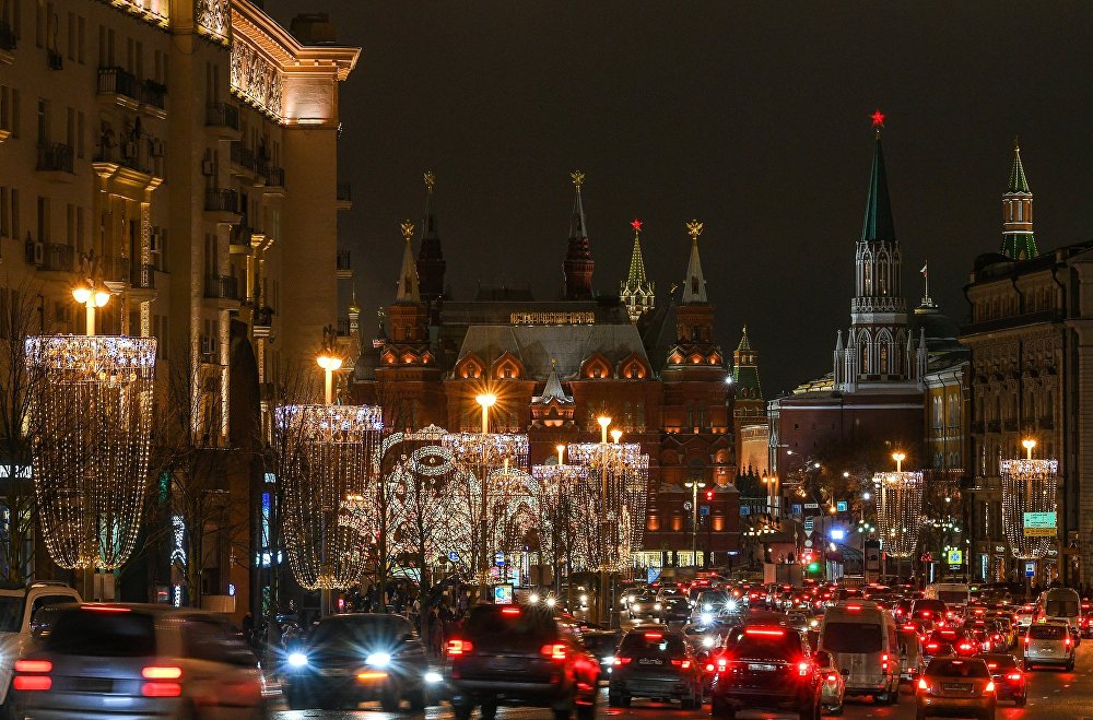 Không khí đón chào Năm mới 2017 đang tràn ngập thủ đô Moscow của Nga. Trong ảnh là phố Tverskaya được trang hoàng đón Tết