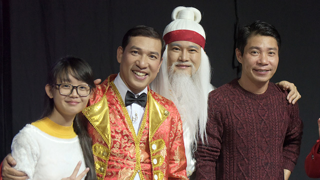 "Ông Bụt" Minh Quân chụp với Quang Thắng và Công Lý cùng một fan hâm mộ nhí.
