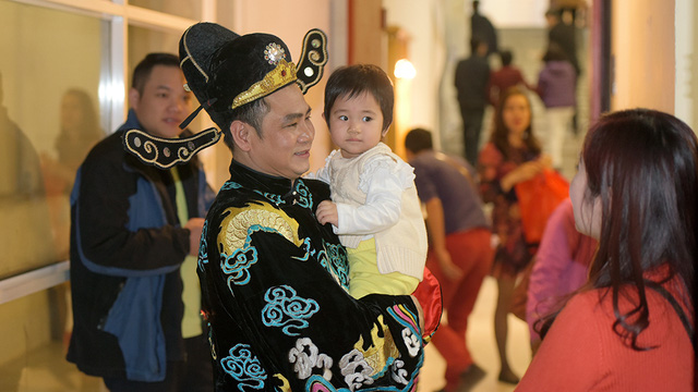Trong buổi ghi hình Gala Cười 2017, đích thân vợ Tự Long đã bế con gái nhỏ đến cổ vũ anh và các nghệ sĩ trong đoàn. Tự Long vui vẻ bế con gái đi khắp các phòng trang điểm đến cánh gà sân khấu để con gái chào mọi người.