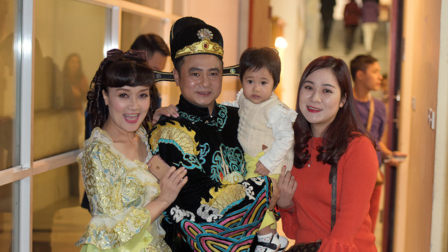 Nghệ sĩ Vân Dung tranh thủ chụp ảnh với gia đình của Tự Long rồi chạy nhanh ra sân khấu bởi chị là người mở màn buổi ghi hình.
