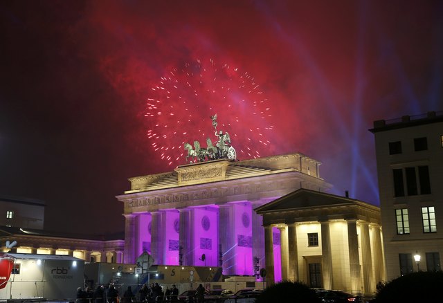 Cổng thành Brandenburg dưới ánh sáng của hàng ngàn bông pháo hoa trong thời khắc chuyển giao năm cũ và mới (Ảnh: Reuters)
