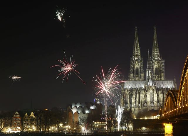 Thánh đường Cologne nổi tiếng của Đức trong đêm giao thừa (Ảnh: Reuters)