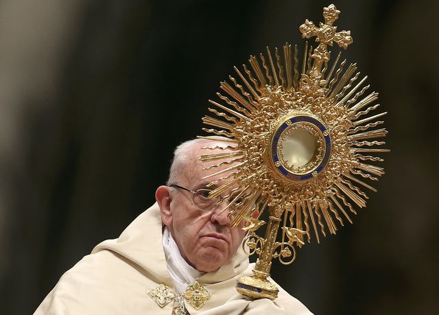 Giáo hoàng Francis chủ trì một nghi lễ tại thánh đường Saint Peter's ở Vatican trong đêm giao thừa (Ảnh: Reuters)
