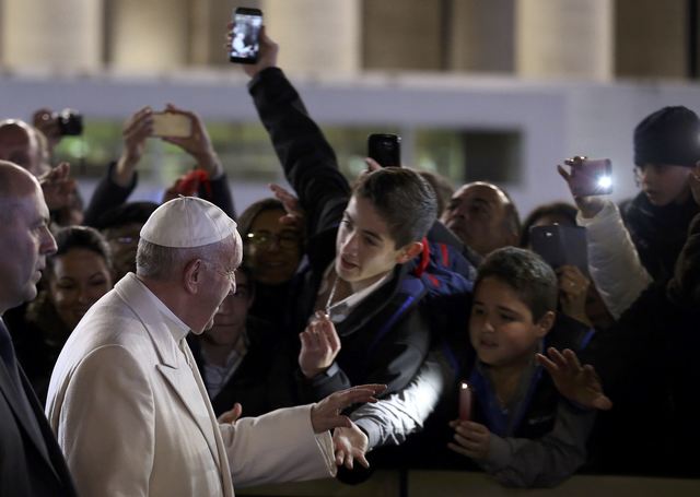 Giáo hoàng vẫy chào mọi người tại quảng trường Saint Peter's trong đêm giao thừa (Ảnh: Reuters)