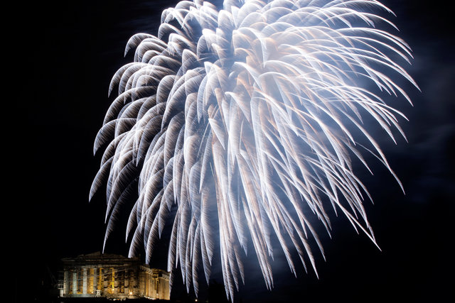 Pháo hoa rực sáng trên bầu trời đền Parthenon tại Athens, Hy Lạp (Ảnh: Reuters)