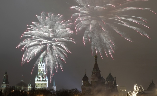 Pháo hoa bên trên điện Kremlin và thánh đường St. Basil's trong thời khắc chuyển giao năm cũ và mới (Ảnh: Reuters)