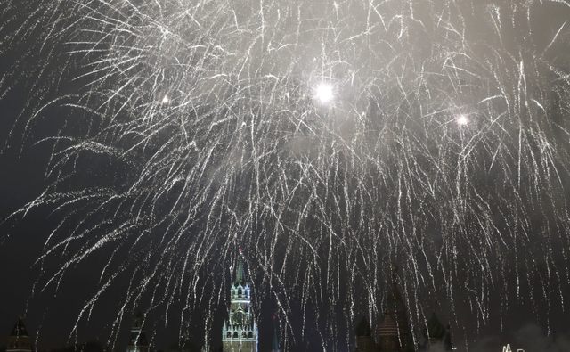 Bầu trời Moscow rực sáng trong đêm giao thừa (Ảnh: Reuters)