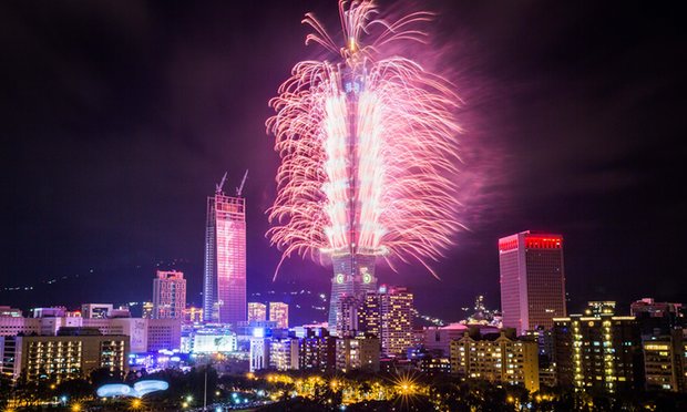 Châu Á tối qua cũng đã đón năm mới với những màn trình diễn pháo hoa đẹp mắt. Trong ảnh là màn bắn pháo hoa ấn tượng tại tòa nhà chọc trời Taipei 101 ở Đài Bắc, Đài Loan (Ảnh: Getty)
