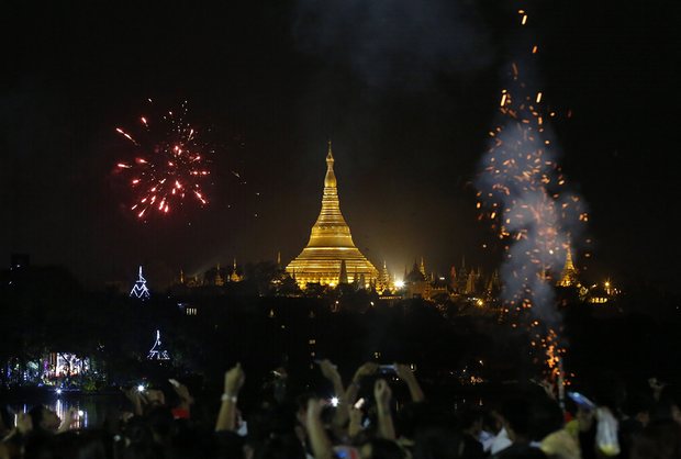 Biển người đón năm mới tại ngôi chùa nổi tiếng Shwedagon ở công viên Kandawgyi tại Yangon, Myanmar (Ảnh: EPA)