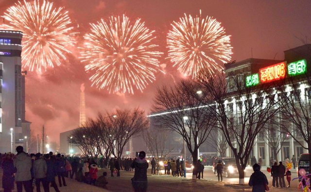 Pháo hoa rực sáng bầu trời thủ đô Bình Nhưỡng của Triều Tiên trong đêm giao thừa (Ảnh: Reuters)