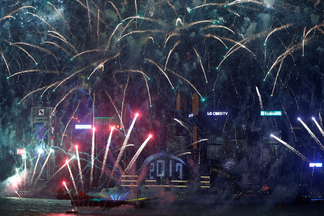Một màn trình diễn pháo hoa đặc sắc đã diễn ra tại cảng Victoria ở Hong Kong, Trung Quốc để chào đón năm mới 2017.