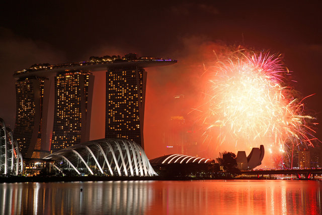 Pháo hoa thắp sáng bầu trời Singapore (Ảnh: Reuters)