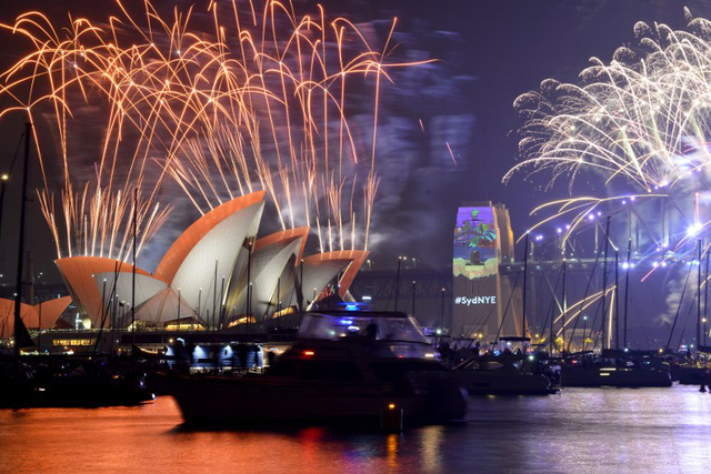 Thành phố Sydney đã chào đón thời khắc chuyển giao giữa năm cũ và năm mới bằng màn pháo hoa hoành tráng. Ước tính, 13,5 tấn pháo hoa đã được sử dụng cho màn trình diễn đón năm mới 2017.