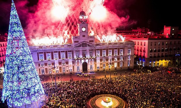 Thủ đô Madrid, Tây Ban Nha đón năm mới 2017 (Ảnh: EPA)