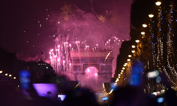 Pháo hoa thắp sáng Khải Hoàn Môn ở thủ đô Paris, Pháp. Do các lo ngại về an ninh, Pháp năm nay đã hủy màn bắn pháo hoa tại tháp Eiffel. Đây là năm thứ 2 sự kiện này bị hủy. (Ảnh: Getty)