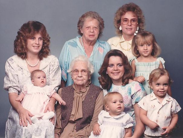Bức ảnh chụp từ năm 1986 của một gia đình 5 thế hệ.